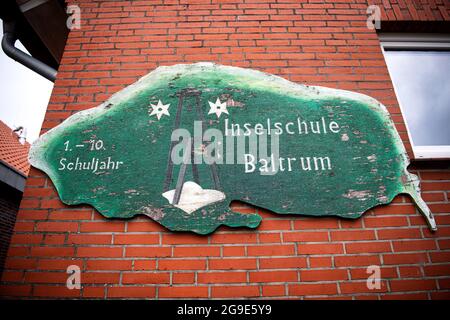 Baltrum, Deutschland. Juni 2021. Auf einem Schild am Eingang der Schule steht die Inselschule Baltrum. Quelle: Sina Schuldt/dpa/Alamy Live News Stockfoto