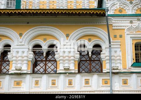 Die Fenster der Kathedrale der Auferstehung Christi sind mit Steinschnitzereien verziert. In der Stadt Tutaev, Russland Stockfoto