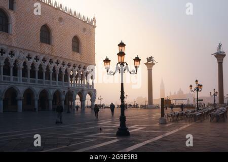 VENEDIG, ITALIEN - 06. OKTOBER 2017: Touren auf dem Platz Saint Marko am Morgen von Venedig. Blick auf die beiden Säulen des Markusplatzes Stockfoto