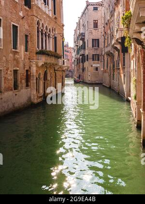 VENEDIG, ITALIEN - OKTOBER, 08 2017: Schöne Aussicht auf den schmalen Kanal (Rio de San Luca) mit Gondel und Touristen, in Venedig, Italien. Stockfoto