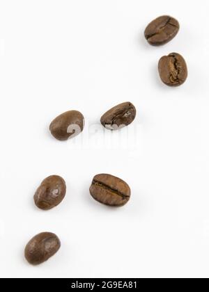 Ein paar isolierte Kaffeebohnen auf weißem Hintergrund, eine Nahaufnahme Stockfoto