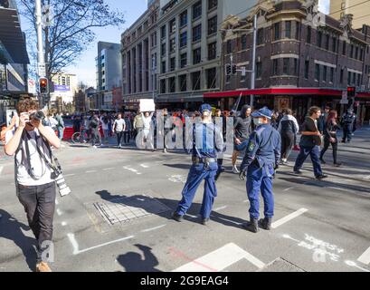 Tausende Menschen nehmen an der „World Wide Freedom Day Rallye“ in Sydney, Australien, Teil, um gegen die harten sozialen Einschränkungen des Coronavirus zu protestieren. Regierungsbeamte behaupten, dass die Teilnehmerzahlen 3500 Demonstranten und 400 Polizisten waren, aber die Menschenmengen wurden als viel größer angesehen. Die Veranstaltung Unterschied sich von den früheren Sydney Freedom Day Kundgebungen, da dieses Ereignis während einer Sperre mit Stay-at-Home- und Maskenaufträgen stattfand. Im Bild: Demonstranten auf der George Street auf dem Weg zum Rathaus von Sydney. Stockfoto