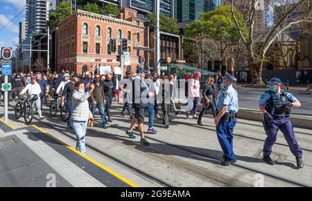 Tausende Menschen nehmen an der „World Wide Freedom Day Rallye“ in Sydney, Australien, Teil, um gegen die harten sozialen Einschränkungen des Coronavirus zu protestieren. Regierungsbeamte behaupten, dass die Teilnehmerzahlen 3500 Demonstranten und 400 Polizisten waren, aber die Menschenmengen wurden als viel größer angesehen. Die Veranstaltung Unterschied sich von den früheren Sydney Freedom Day Kundgebungen, da dieses Ereignis während einer Sperre mit Stay-at-Home- und Maskenaufträgen stattfand. Im Bild: Polizei und Demonstranten auf der George Street auf dem Weg zum Rathaus von Sydney. Stockfoto