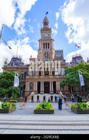 Tausende Menschen nehmen an der „World Wide Freedom Day Rallye“ in Sydney, Australien, Teil, um gegen die harten sozialen Einschränkungen des Coronavirus zu protestieren. Regierungsbeamte behaupten, dass die Teilnehmerzahlen 3500 Demonstranten und 400 Polizisten waren, aber die Menschenmengen wurden als viel größer angesehen. Die Veranstaltung Unterschied sich von den früheren Sydney Freedom Day Kundgebungen, da dieses Ereignis während einer Sperre mit Stay-at-Home- und Maskenaufträgen stattfand. Im Bild: Polizei der NSW im Rathaus von Sydney. Stockfoto