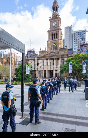 Tausende Menschen nehmen an der „World Wide Freedom Day Rallye“ in Sydney, Australien, Teil, um gegen die harten sozialen Einschränkungen des Coronavirus zu protestieren. Regierungsbeamte behaupten, dass die Teilnehmerzahlen 3500 Demonstranten und 400 Polizisten waren, aber die Menschenmengen wurden als viel größer angesehen. Die Veranstaltung Unterschied sich von den früheren Sydney Freedom Day Kundgebungen, da dieses Ereignis während einer Sperre mit Stay-at-Home- und Maskenaufträgen stattfand. Im Bild: Polizei der NSW im Rathaus von Sydney. Stockfoto