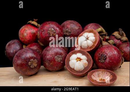 Selektiver Fokus auf reife Mangostan-Früchte, tropische Früchte Stockfoto