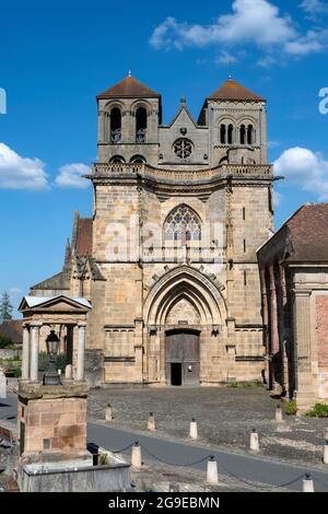 Allier (03) Souvigny. Facade de l'église preiurale St- Pierre et St-Paul de Souvigny affiliée à la puissante abbaye de Cluny.// Frankreich. Auvregne-Rhone Stockfoto