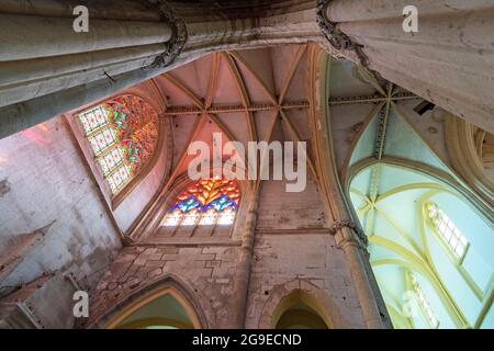 Souvigny. Inneres der Priorienkirche St. Peter und St. Paul. Departement Allier, Auvergne-Rhone-Alpes, Frankreich Stockfoto