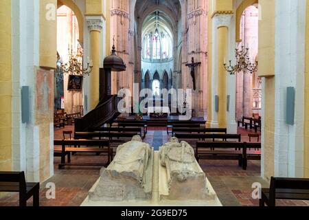 Souvigny. Liegende Statuen von Saint Mayeul und Saint Odilon in der Prioratenkirche St-Peter und St-Paul , Departement Allier, Auvergne, Frankreich Stockfoto