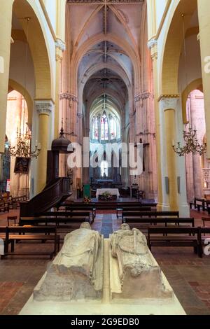 Souvigny. Liegende Statuen von Saint Mayeul und Saint Odilon in der Prioratenkirche St-Peter und St-Paul , Departement Allier, Auvergne, Frankreich Stockfoto