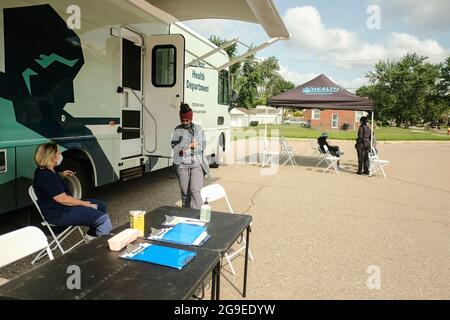 Mitarbeiter des Gesundheitsministeriums von Detroit warten während einer mobilen Impfklinik an der East English Village High School auf die Ankunft von Patienten, die sich nicht im Krankenhaus befinden. Impfkliniken werden an verschiedenen Terminen bis in den restlichen Juli und bis in den August an 3 verschiedenen öffentlichen High Schools in Detroit, Michigan, abgehalten. Die Kliniken sind Teil einer Anstrengung zwischen dem Detroit Health Department und dem Detroit Public Schools Community District, so viele Impfstoffe wie möglich vor dem kommenden Schuljahr zu verabreichen, Und zu versuchen, die steigende Zahl der Fälle von Delta-Variante Covid unter denen, die U sind, einzudämmen Stockfoto