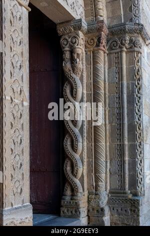 Saint-Gervais und Saint-Protais du Montet , Kirchenportal, Skulptur einer Schlange , Allier , Auvergne Rhone Alpes, Frankreich Stockfoto