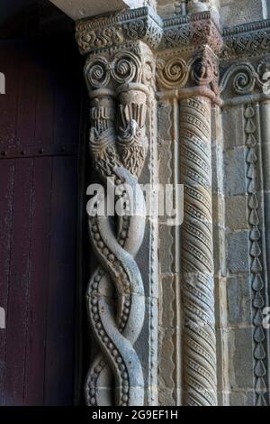 Saint-Gervais und Saint-Protais du Montet , Kirchenportal, Skulptur einer Schlange , Allier , Auvergne Rhone Alpes, Frankreich Stockfoto