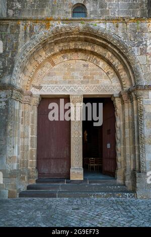 Saint-Gervais und Saint-Protais du Montet, dekorierte Portalkirche, Departement Allier, Auvergne-Rhone-Alpes, Frankreich Stockfoto