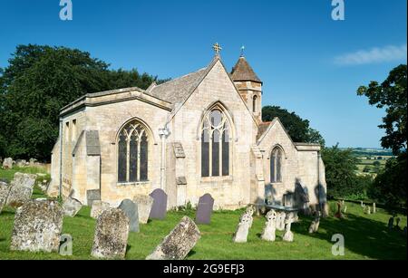 St. Leonard's Kirche, erbaut von den normannischen Eroberern im elften Jahrhundert n. Chr., unterhalb der Burg und über dem englischen Dorf Rockingham. Stockfoto