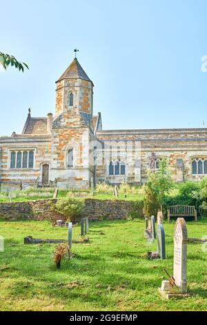 St. Leonard's Kirche, erbaut von den normannischen Eroberern im elften Jahrhundert n. Chr., unterhalb der Burg und über dem englischen Dorf Rockingham. Stockfoto