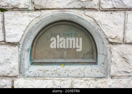 Monte Grappa, Italien (16. Juli 2021) - die Nische des rumänischen Soldaten Peter Pan am militärischen Denkmal des Monte Grappa Stockfoto