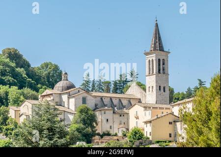 Schöner Seitenblick auf den Dom von Spoleto, Italien, an einem sonnigen Tag Stockfoto