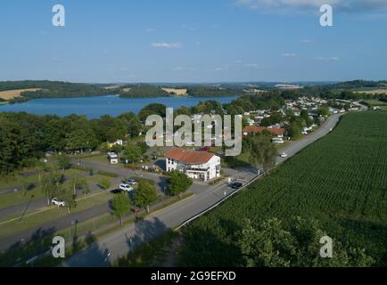 Jocketa, Deutschland. Juli 2021. Blick auf den vier-Sterne-Campingplatz Gunzenberg am Stausee Pöhl zwischen den Dörfern Möschwitz und Jocketa bei Plauen im Vogtland. Der Stausee Pöhl ist der drittgrößte Stausee Sachsens. (Foto mit Drohne/Kopter) Quelle: Igor Pastierovic/dpa-Zentralbild/ZB/dpa/Alamy Live News Stockfoto