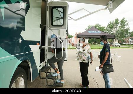 Detroit, Michigan, USA. Juli 2021. Mitarbeiter des Gesundheitsministeriums von Detroit lassen einen Patienten einchecken und bereiten sich darauf vor, während einer mobilen Impfklinik an der East English Village High School eine Dosis des Pfizer-Impfstoffes zu erhalten.Impfkliniken werden an verschiedenen Terminen bis in den Rest des Juli und bis in den August um abgehalten 3 verschiedene öffentliche High Schools in Detroit, Michigan. Die Kliniken sind Teil einer Anstrengung zwischen dem Detroit Health Department und dem Detroit Public Schools Community District, so viele Impfstoffe wie möglich vor dem kommenden Schuljahr zu verabreichen Stockfoto