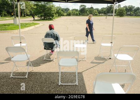 Detroit, Michigan, USA. Juli 2021. Mitarbeiter des Gesundheitsministeriums von Detroit warten während einer mobilen Impfklinik an der East English Village High School auf die Ankunft von Patienten, die sich nicht im Krankenhaus befinden.Impfkliniken werden zu verschiedenen Terminen im Juli und bis in den August an 3 verschiedenen öffentlichen High Schools in Detroit, Michigan, abgehalten. Die Kliniken sind Teil einer Anstrengung zwischen dem Detroit Health Department und dem Detroit Public Schools Community District, so viele Impfstoffe wie möglich vor dem kommenden Schuljahr zu verabreichen und zu versuchen, die steigenden Zahlen o einzudämmen Stockfoto