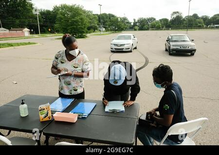 Detroit, Michigan, USA. Juli 2021. Mitarbeiter des Gesundheitsministeriums von Detroit lassen einen Patienten einchecken und bereiten sich darauf vor, während einer mobilen Impfklinik an der East English Village High School eine Dosis des Pfizer-Impfstoffes zu erhalten.Impfkliniken werden an verschiedenen Terminen bis in den Rest des Juli und bis in den August um abgehalten 3 verschiedene öffentliche High Schools in Detroit, Michigan. Die Kliniken sind Teil einer Anstrengung zwischen dem Detroit Health Department und dem Detroit Public Schools Community District, so viele Impfstoffe wie möglich vor dem kommenden Schuljahr zu verabreichen Stockfoto