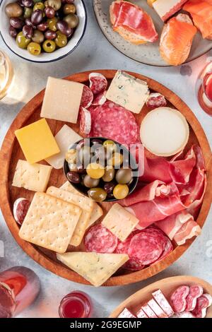 Italienische Antipasti oder spanische Tapas. Gourmet-Wurstwaren und Käseplatte, von oben geschossen. Schinken aus Parmaschinken, Blauschimmelkäse, Salami und Sandwiches Stockfoto