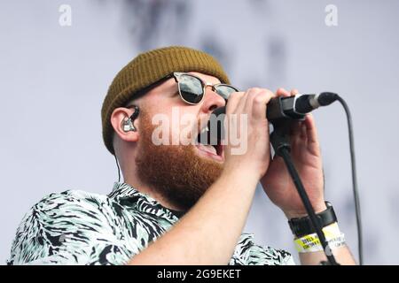 Tom Walker tritt am dritten Tag des Tramlines Festivals auf der Hauptbühne auf Stockfoto