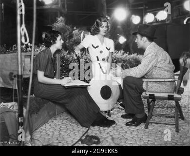 IRENE DUNNE und CHARLES BOYER am Set offen mit Script Girl während der Dreharbeiten zu LOVE AFFAIRE 1939 Regisseur/Produzent LEO McCarey Geschichte Mildred Cram und Leo McCarey Drehbuch Delmer Daves und Donald Ogden Stewart kleiden Howard Greer und Edward Stevenson RKO Radio Picters Stockfoto