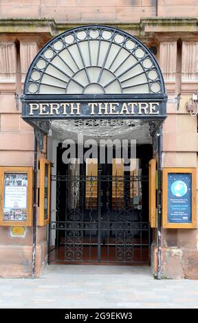 PERTH, SCHOTTLAND - 25. JUNI 2021: Das Perth Theatre on the High Street wurde von William Alexander, dem Stadtarchitekten von Dundee, entworfen und 1900 eröffnet. Stockfoto