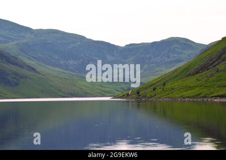 Abendansicht des 3054 Fuß (931m) Ben Chonzie mit Blick auf Loch Turret in der Nähe von Crieff, Perthshire, Schottland, wo Forellen aufsteigen, um sich zu ernähren. Stockfoto