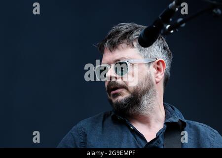 Mick Quinn von Supergrass tritt während des dritten Tages des Tramlines Festivals in, am 7/25/2021, auf der Bühne auf. (Foto von Isaac Parkin/News Images/Sipa USA) Quelle: SIPA USA/Alamy Live News Stockfoto