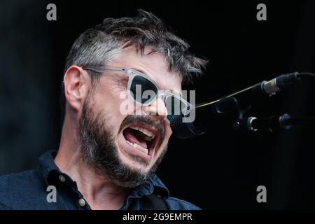 Mick Quinn von Supergrass tritt während des dritten Tages des Tramlines Festivals in, am 7/25/2021, auf der Bühne auf. (Foto von Isaac Parkin/News Images/Sipa USA) Quelle: SIPA USA/Alamy Live News Stockfoto