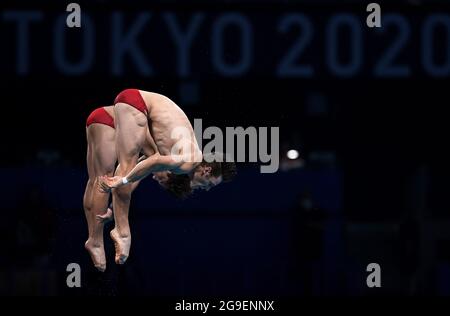 Die Kanadier Vincent Riendeau und Nathan Zsombor-Murray während des synchronisierten 10-m-Plattformfinales der Männer im Tokyo Aquatics Center am dritten Tag der Olympischen Spiele 2020 in Tokio in Japan. Bilddatum: Montag, 26. Juli 2021. Stockfoto