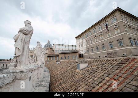 Rom, Italien. Juli 2021. 25. Juli 2021 : Papst Franziskus hält das sonntägliche Angelusgebet aus dem Fenster seines Arbeitszimmer mit Blick auf den Petersplatz im Vatikan. Quelle: Independent Photo Agency/Alamy Live News Stockfoto