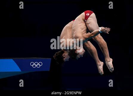 Die Kanadier Vincent Riendeau und Nathan Zsombor-Murray während des synchronisierten 10-m-Plattformfinales der Männer im Tokyo Aquatics Center am dritten Tag der Olympischen Spiele 2020 in Tokio in Japan. Bilddatum: Montag, 26. Juli 2021. Stockfoto