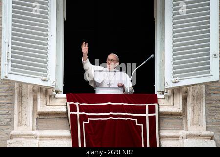 Rom, Italien. Juli 2021. 25. Juli 2021 : Papst Franziskus hält das sonntägliche Angelusgebet aus dem Fenster seines Arbeitszimmer mit Blick auf den Petersplatz im Vatikan. Quelle: Independent Photo Agency/Alamy Live News Stockfoto