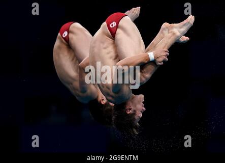 Die Kanadier Vincent Riendeau und Nathan Zsombor-Murray während des synchronisierten 10-m-Plattformfinales der Männer im Tokyo Aquatics Center am dritten Tag der Olympischen Spiele 2020 in Tokio in Japan. Bilddatum: Montag, 26. Juli 2021. Stockfoto