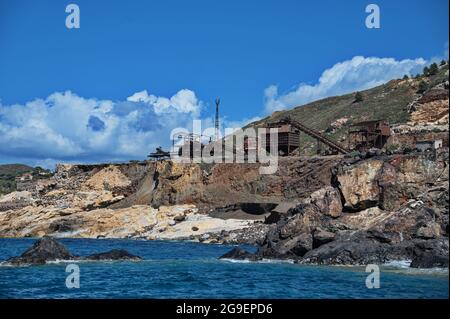 Altes Eisenerzbergwerk auf den Felsen der Insel Elba Stockfoto