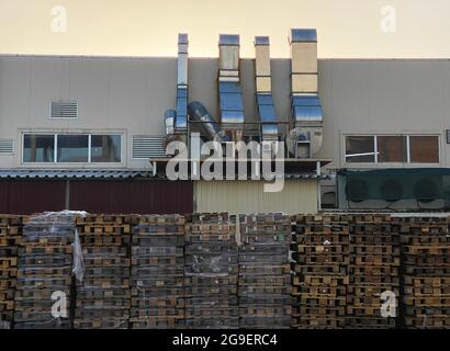 Werkshinterhof außen mit Holzpaletten Reihe Stockfoto