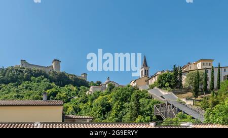 Panoramablick auf das historische Zentrum von Spoleto, Italien, mit dem System von überdachten Rolltreppen, um die Rocca zu erreichen Stockfoto