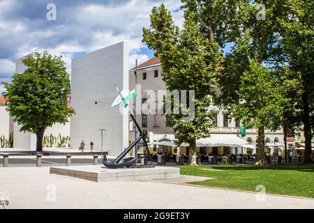 Ljubljana, Slowenien - 15. Juli 2017: Blick auf das Ankerdenkmal auf dem Kongressplatz an einem sonnigen Tag Stockfoto