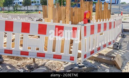 Kunststoff Schutzbarrieren Zäune der Ort der Straßenarbeiten. Roter und weißer Kunststoffzaun in der Nähe der Straßenreparaturstelle. Bauarbeiten auf der Straße, Roa Stockfoto