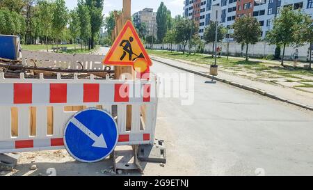 Ukraine, Kiew - 1. Oktober 2019: Reparatur von Straßen in den Straßen. Baustelle von Straßen der Stadt mit Barrikaden und Schutzzäune, Roadwor Stockfoto
