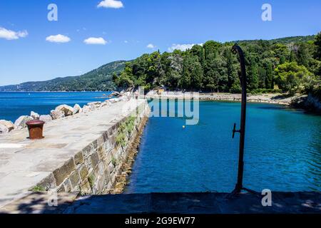 Triest, Italien - 16. Juli 2017: Blick auf die Adria vom Pier von Schloss Miramare an einem sonnigen Tag Stockfoto