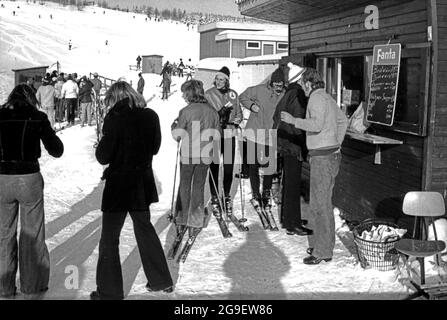 Sport, Skifahren, Pause am Imbiss, Fahrverbot am sonntag, Winterberg, Sauerland, 25.11.1973, ZUSÄTZLICHE-RIGHTS-CLEARANCE-INFO-NOT-AVAILABLE Stockfoto