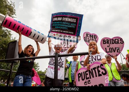 Washington, DC, USA, 25. Juli 2021. Im Bild: Mitglieder der CODEPINK feiern die Ankunft von Puentes de Amor (Brücken der Liebe)-Marschern in Washington und die Spende von CODEPINK Spritzen an Kuba zur Unterstützung bei der Bekämpfung von Covid-19. Zusammen mit einer Reihe anderer Organisationen veranstaltete die CODEPINK eine Kundgebung, um die Demonstranten zu begrüßen, die 1300 Meilen von Miami nach Washington, DC, gelaufen waren und die USA aufriefen, ihre Blockade der Insel zu beenden. CODEPINK hat 500 000 Millionen eingekauft und 6 Millionen Spritzen für das kubanische Volk gekauft. Kredit: Allison Bailey / Alamy Live Nachrichten Stockfoto