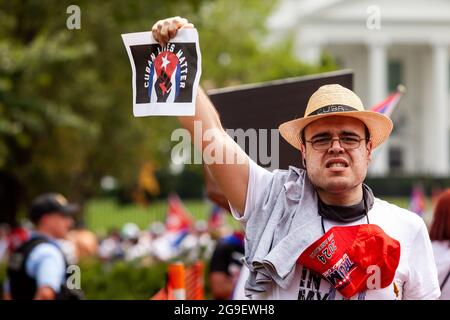 Washington, DC, USA, 25. Juli 2021. Im Bild: SOS Cuba Gegendemonstler für eine US-Militärintervention in Kuba brüllen und brüllen auf Let Cuba Live Demonstranten, die ein Ende der US-Blockade auf der Insel fordern, aber keine Reaktion provozieren können. Die beiden Proteste fanden auf dem Lafayette Square vor dem Weißen Haus statt, getrennt durch provisorische Kunststoffzäune und eine Reihe von Polizeibeamten der Park Police und des Geheimdienstes. Kredit: Allison Bailey / Alamy Live Nachrichten Stockfoto