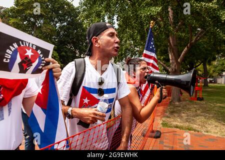 Washington, DC, USA, 25. Juli 2021. Im Bild: SOS Cuba Gegendemonstler für eine US-Militärintervention in Kuba brüllen und brüllen auf Let Cuba Live Demonstranten, die ein Ende der US-Blockade auf der Insel fordern, aber keine Reaktion provozieren können. Die beiden Proteste fanden auf dem Lafayette Square vor dem Weißen Haus statt, getrennt durch provisorische Kunststoffzäune und eine Reihe von Polizeibeamten der Park Police und des Geheimdienstes. Kredit: Allison Bailey / Alamy Live Nachrichten Stockfoto