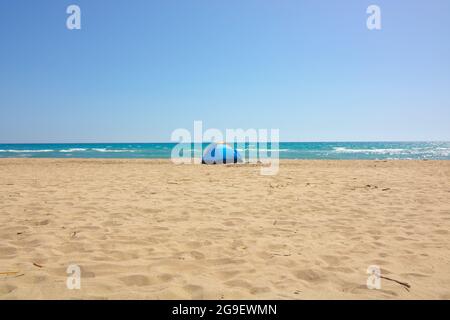 Ein blaues Zelt am Strand. Camping in der Nähe des Meeres. Camping im Sommer. Stockfoto